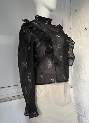 Цікава чорна сатирова блуза рубашка в квіточку з рюшами бахромою та високим горлом h&m4 фото