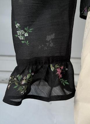 Цікава чорна сатирова блуза рубашка в квіточку з рюшами бахромою та високим горлом h&m7 фото