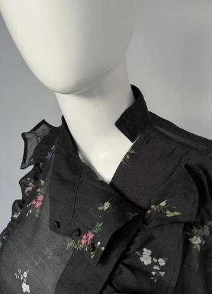 Цікава чорна сатирова блуза рубашка в квіточку з рюшами бахромою та високим горлом h&m2 фото