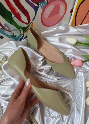 Легкие удобные открытые туфли балетки оливкового цвета из эко кожи с длинным носиком3 фото
