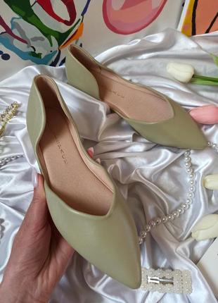 Легкие удобные открытые туфли балетки оливкового цвета из эко кожи с длинным носиком4 фото