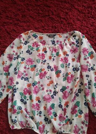 Блуза с цветочным принтом.1 фото