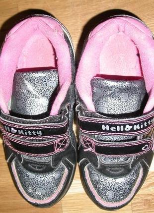 Отличные кроссовки для девочки. 19см стелька