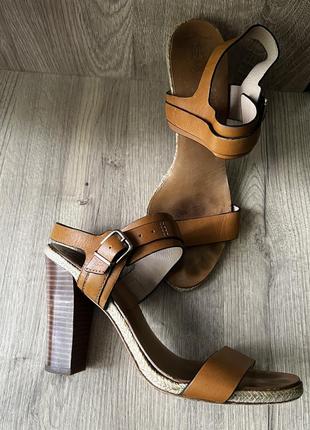 Брендовые кожаные босоножки на каблуке с соломенным декором4 фото