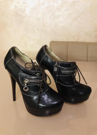 Ботільйони на високому каблуці 35р.