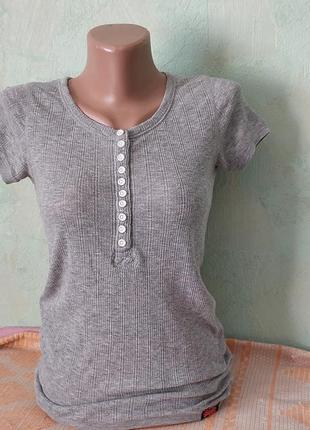 Легкая футболка