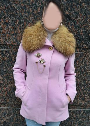 Розовое пальто с мехом воротник енот morgan морган размер m