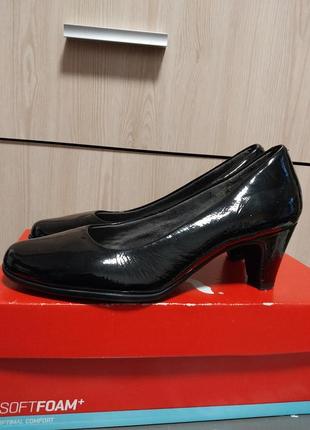 Шкіряні  лакові  класичні  туфлі