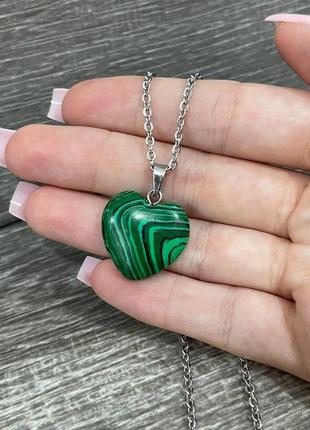 Оригинальный подарок девушке - натуральный камень малахит кулон в форме сердечка на цепочке в коробочке2 фото