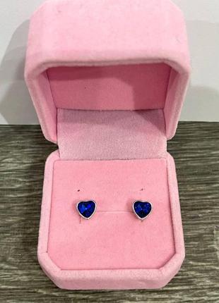 Оригинальный подарок девушке - сережки "минимализм - сапфировое сердечко в серебре" в бархатном футляре4 фото
