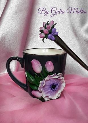 Чашка с ложкой с цветочным декором1 фото