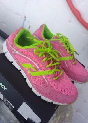 Кроссовки женские