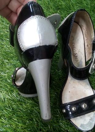 Босоножки с широкис каблуком натуральная кожа лакированные черные с серебром ремешком4 фото