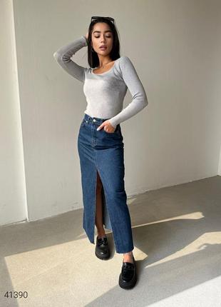 Трендовая длинная джинсовая юбка с разрезом спереди5 фото