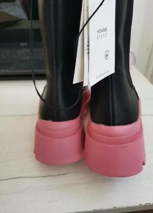 Распродажа ❗трендовые ботинки сапоги с розовой тракторной подошвой8 фото