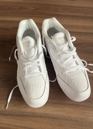 Білі кросівки reebok