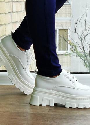 Жіночі білі туфлі кросівки на танкетці сліпони шкіряні мокасини (розміри: 36,38,39,40,411 фото