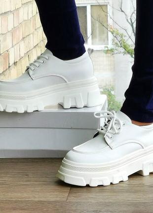 Жіночі білі туфлі кросівки на танкетці сліпони шкіряні мокасини (розміри: 36,38,39,40,4110 фото