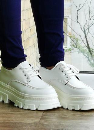 Жіночі білі туфлі кросівки на танкетці сліпони шкіряні мокасини (розміри: 36,38,39,40,419 фото