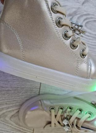 Легкие нарядные ботинки с led подсветкой4 фото