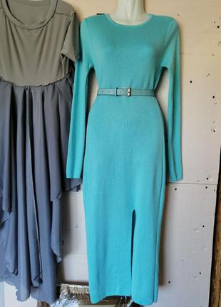 Стильное трикотажное платье бирюзового цвета с поясом разрез на ножке открытая спинка