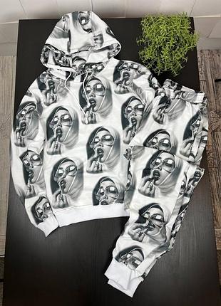 Білий спортивний костюм з принтами