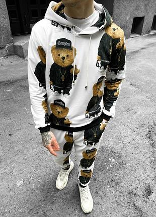 Білий спортивний костюм з принтами