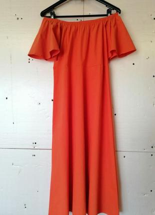 Стрейчевое оранжевое платье с открытыми плечами воланами длина миди