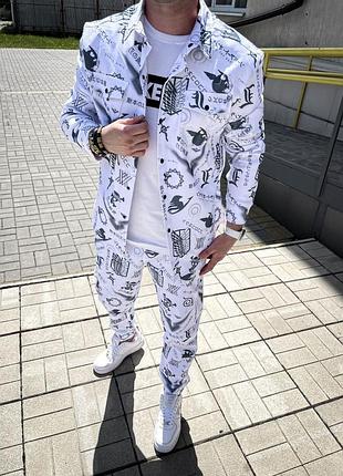 Білий чоловічий костюм з принтами