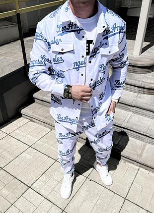 Білий чоловічий костюм