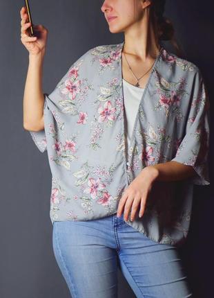 Серая блуза - накидка в цветочных узорах3 фото