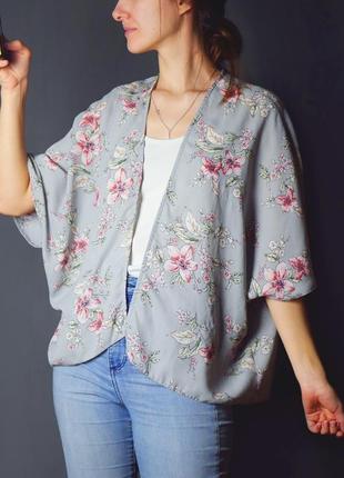 Серая блуза - накидка в цветочных узорах7 фото