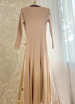 Бежева світла персикова трикотажна довга сукня клеш з довгим рукавом sandro