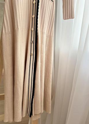 Бежева світла персикова трикотажна довга сукня клеш з довгим рукавом sandro