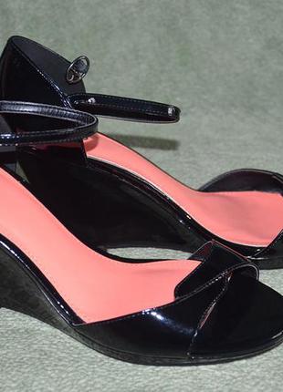 Босоножки лаковая кожа размер 39