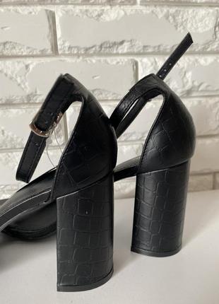 Красивые босоножки широкий каблук черные фактурные 40,57 фото