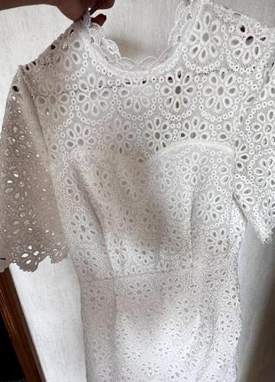 Біле мереживне міні плаття з відкритою спиною5 фото