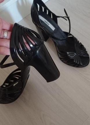 Черные босоножки на каблуке melissa.3 фото