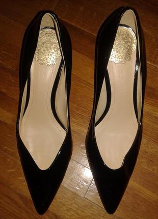 Нові фірмові шкіряні туфлі clarks 38,5 розм.каблук 8см.