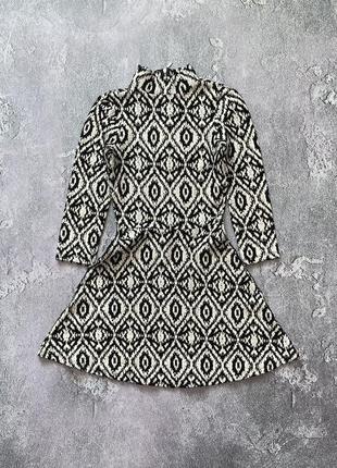 H&m xs принтованое платье сукня с горлом в черный узор