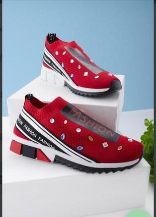 Стильні червоні кросівки з текстилю сітка літні з камінням написом без шнурівки
