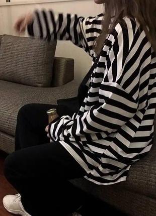 Тельняшка удлиненная свободный оверсайз со спущенным плечом в полоску зебра кофта черная белая свитшот стильный трендовый3 фото