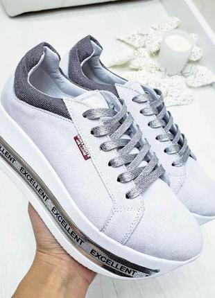 Белые замшевые кроссовки на платформе