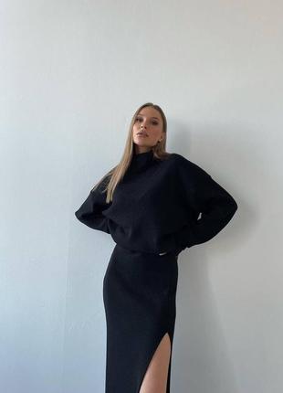 Костюм жіночий чорний однотонний оверсайз светр з коміром спідниця міді на високій посадці з розрізами якісний стильний