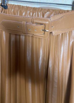 Стильная осенняя плиссированная юбка из pu кожи с ремешком simplee4 фото