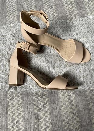 Clarks кожаные босоножки в идеальном состоянии 40-41 25,5см