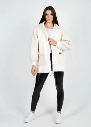 Стильний жіночий кардиган альпака молочного кольору, тепла жіноча куртка з альпаки на блискавці3 фото
