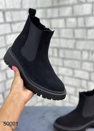 Демісезонні жіночі замшеві ботинки чорного кольору, трендові жіночі ботинки низький хід2 фото