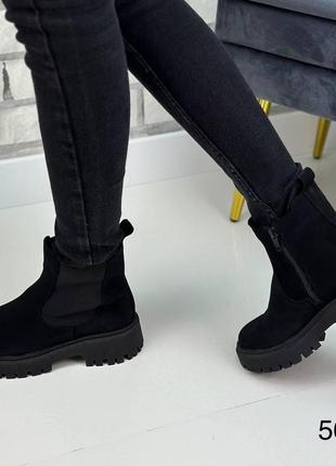 Демісезонні жіночі замшеві ботинки чорного кольору, трендові жіночі ботинки низький хід3 фото
