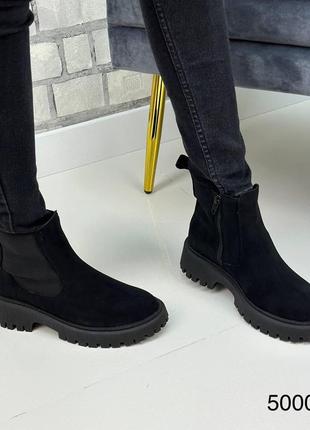 Демісезонні жіночі замшеві ботинки чорного кольору, трендові жіночі ботинки низький хід4 фото